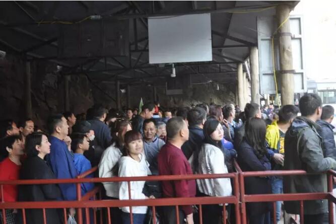 数万游客集聚而来 只为一睹你的风采