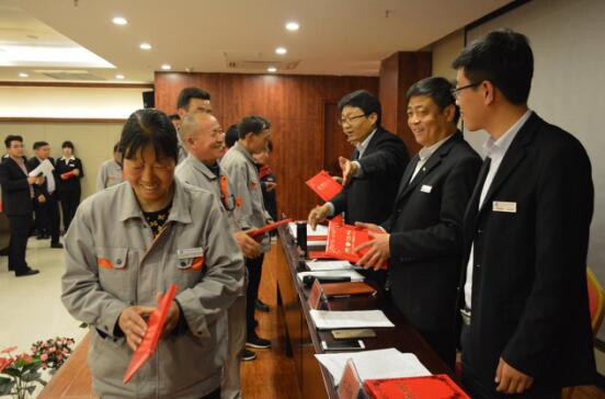 新乡八里沟景区在“五一”节前大规模表彰服务标兵 新乡八里沟景区在“五一”节前大规模表彰服务标兵