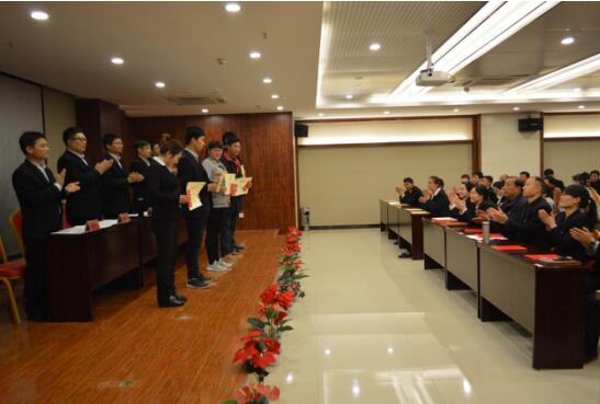 新乡八里沟景区在“五一”节前大规模表彰服务标兵 新乡八里沟景区在“五一”节前大规模表彰服务标兵