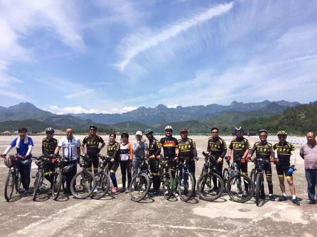 万人齐聚八里沟，共享全民徒步盛事！