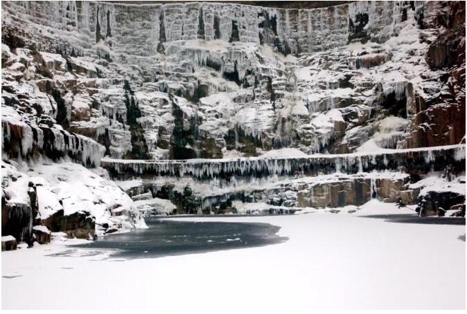 原来黑白色调中的八里沟也如此迷人！