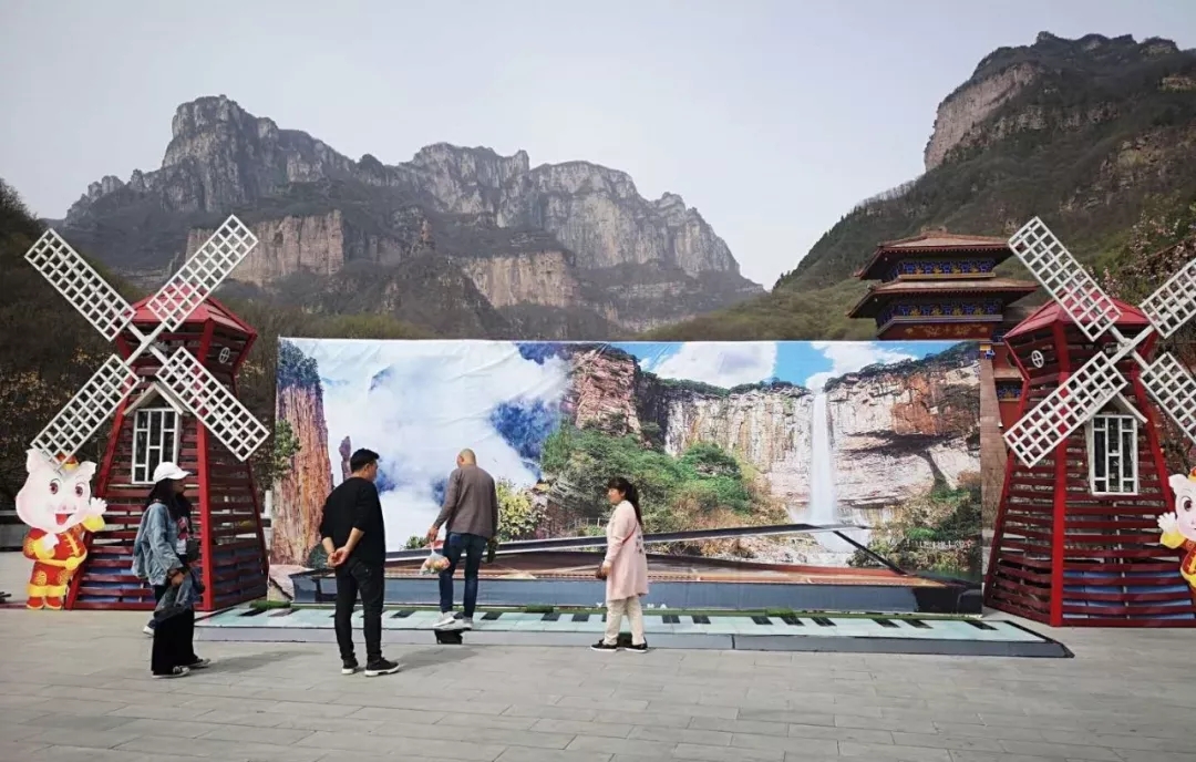 “桃”醉在有诗和远方的春天里，八里沟打卡正当时......