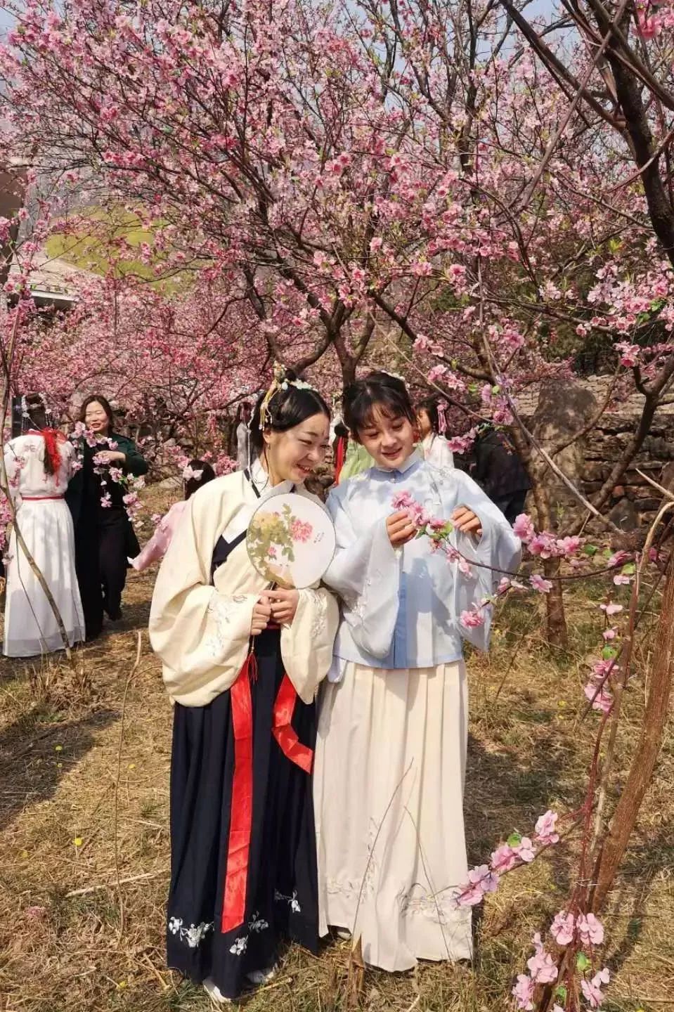 汉服游山水·泼墨中国风丨一袭汉服，带你体验穿越时空的浪漫古风！