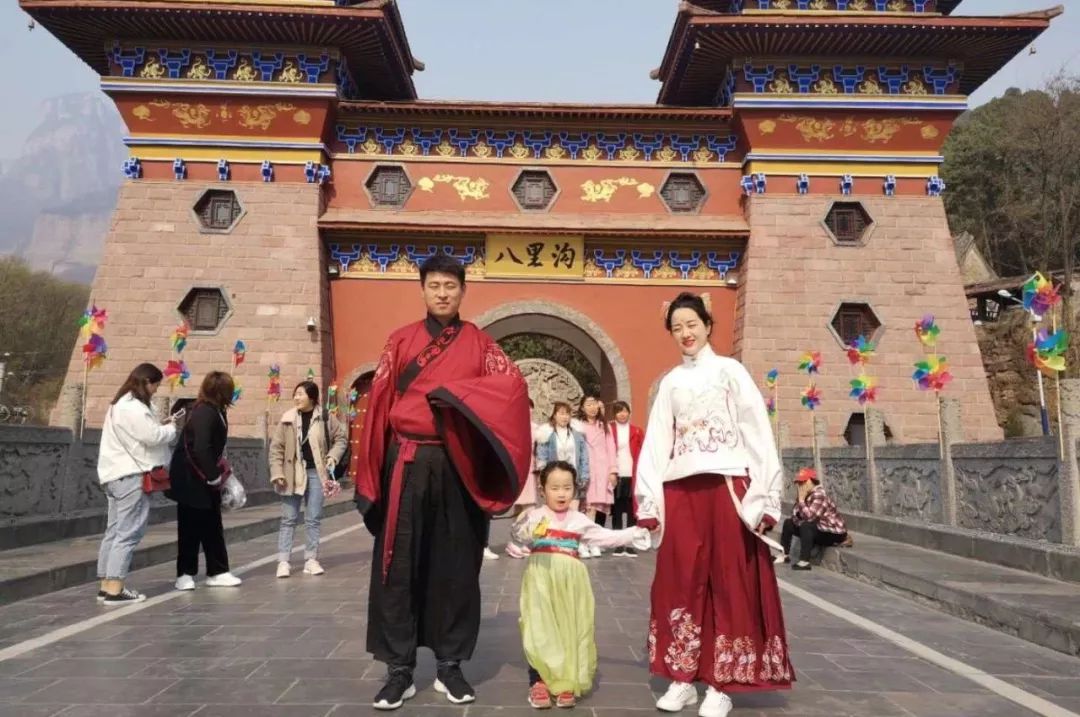 汉服游山水·泼墨中国风丨一袭汉服，带你体验穿越时空的浪漫古风！