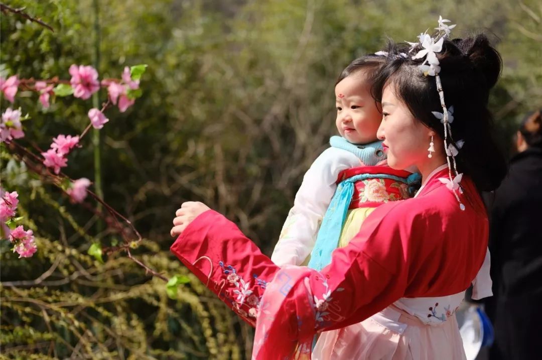 汉服游山水·泼墨中国风丨一袭汉服，带你体验穿越时空的浪漫古风！
