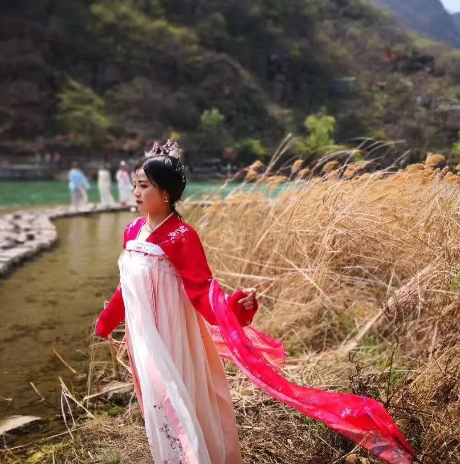 汉服游山水·泼墨中国风丨一袭汉服，带你体验穿越时空的浪漫古风！