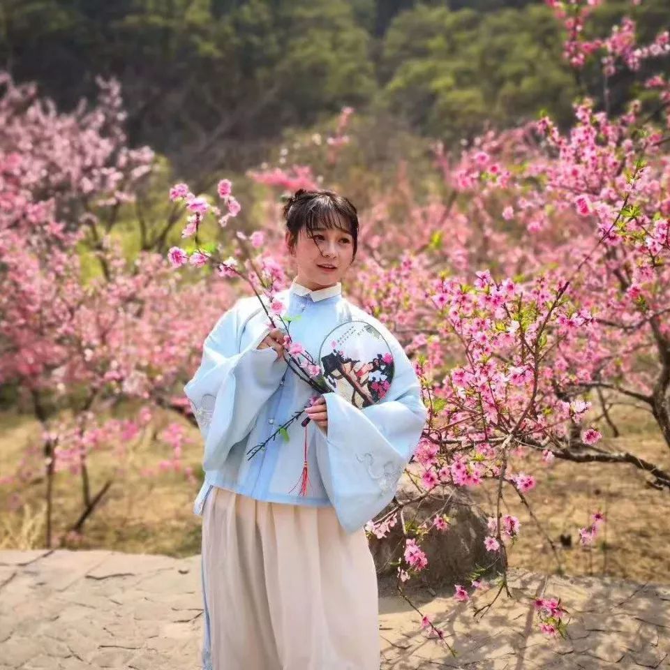 汉服游山水·泼墨中国风丨一袭汉服，带你体验穿越时空的浪漫古风！