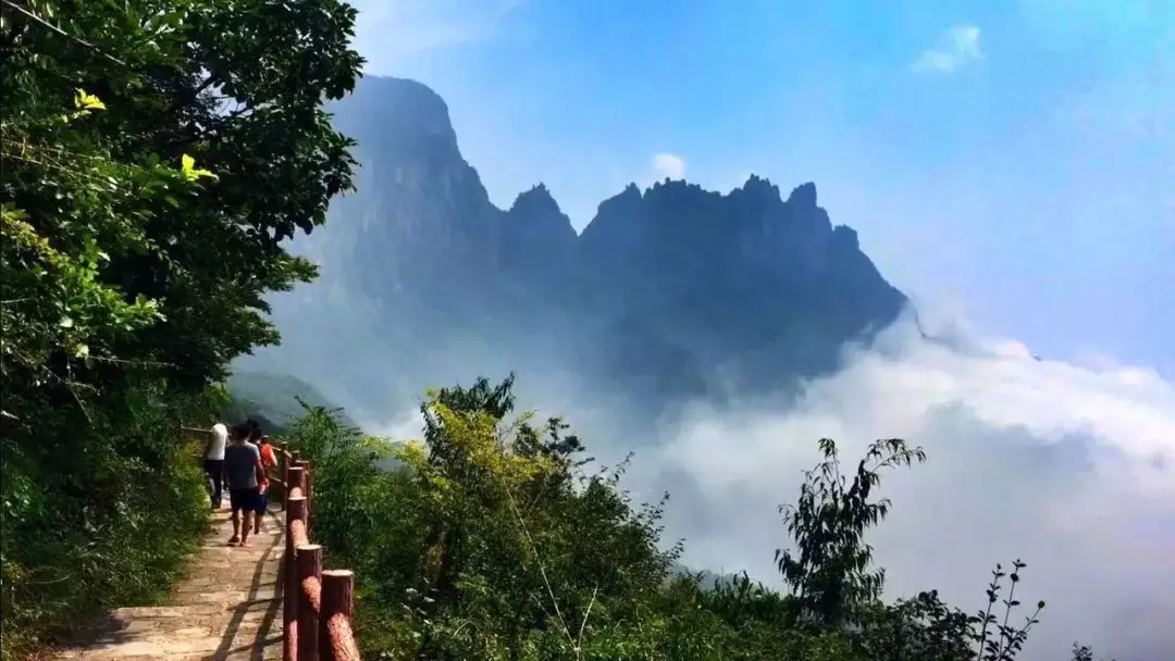 关山天柱峰| 一峰擎日月 千仞锁云间