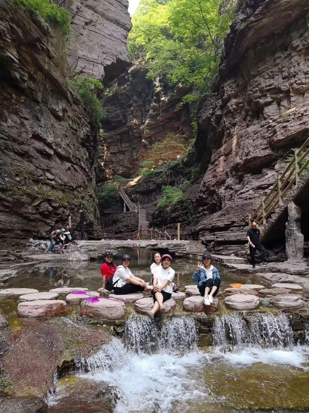 人生须尽欢， 诗酒趁韶华，新乡南太行的夏天等你来约噢!