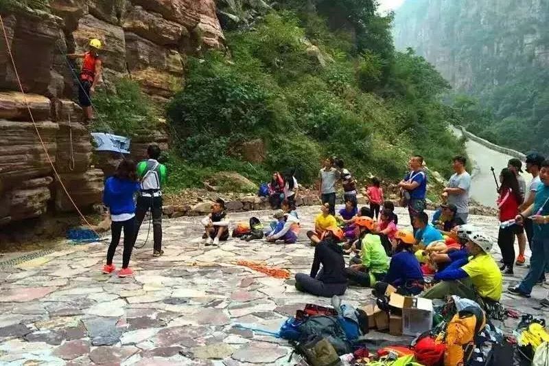 嗨翻一夏丨“营动中国”青少年成长公益夏令营(万仙山站）之攀岩体验！