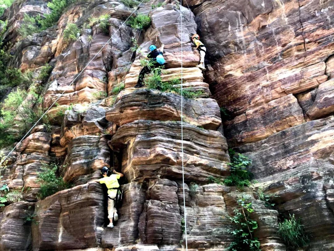 嗨翻一夏丨“营动中国”青少年成长公益夏令营(万仙山站）之攀岩体验！