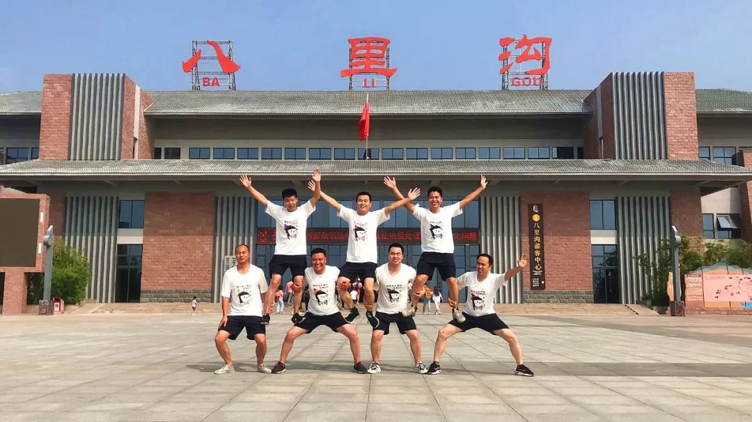 有人说：旅行是不期而遇，是兜兜转转，是华丽冒险，是决不妥协。