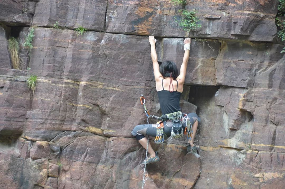 用生命拍摄的奥斯卡最佳纪录片《徒手攀岩》，致敬那些攀岩爱好者！