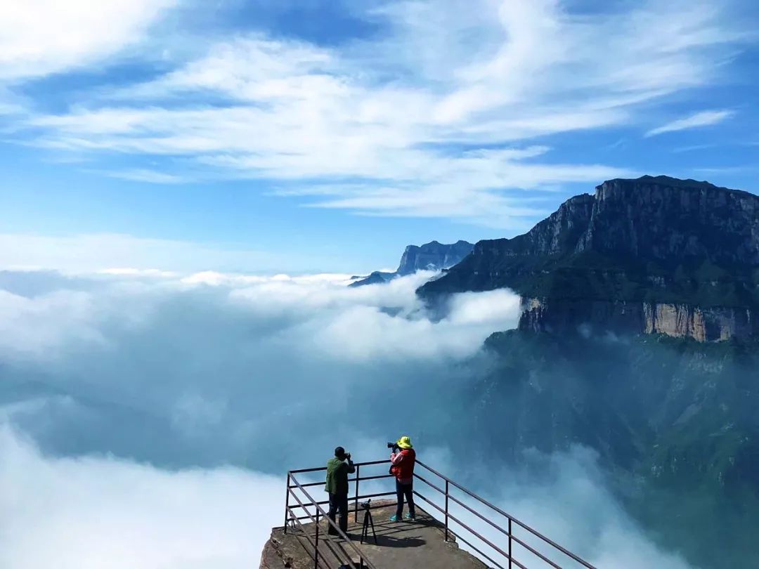 天界山 苍茫云海间 遥望浩无边