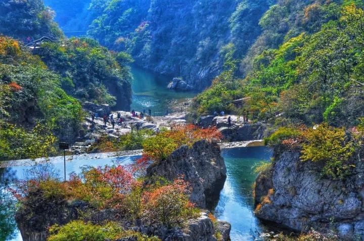 金秋十月游关山，游山玩水赏红叶，登高望远观美景！