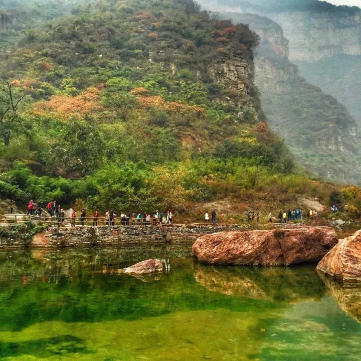 金秋十月游关山，游山玩水赏红叶，登高望远观美景！