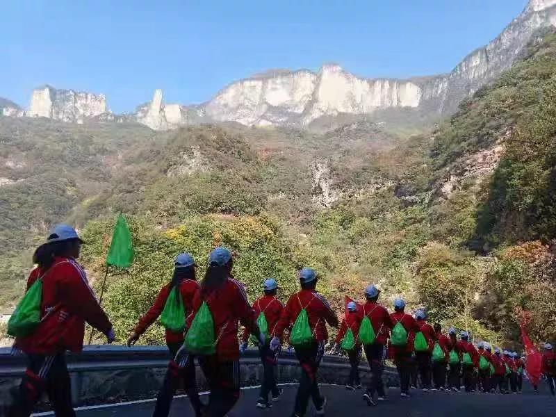 第九届“三山同登”群众登山健身大会新乡南太行会场暨河南首届山地户外挑战赛”在关山举行