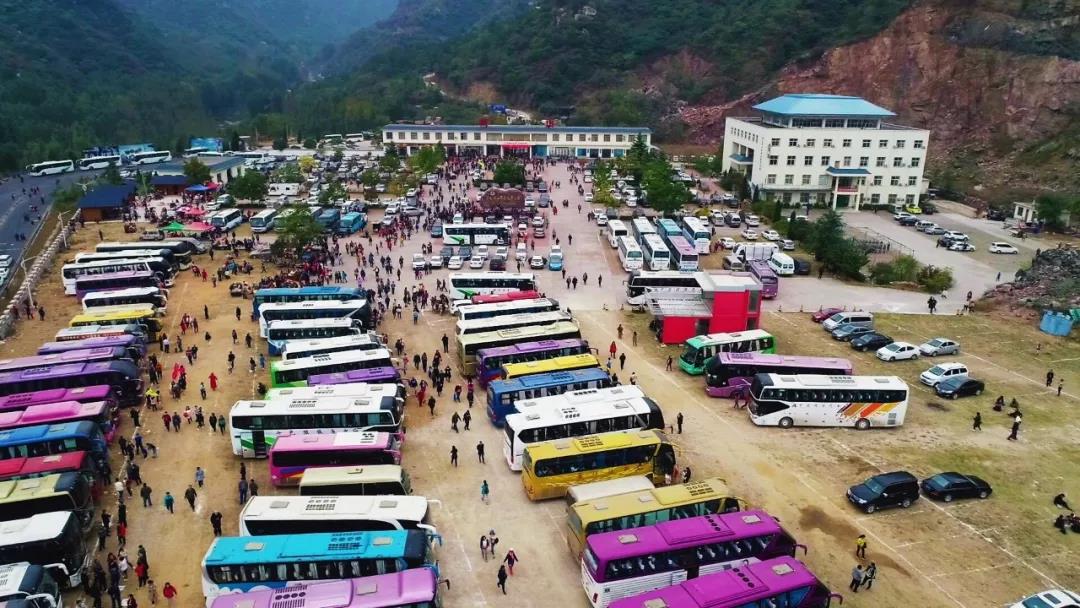第九届“三山同登”群众登山健身大会新乡南太行会场暨河南首届山地户外挑战赛”在关山举行