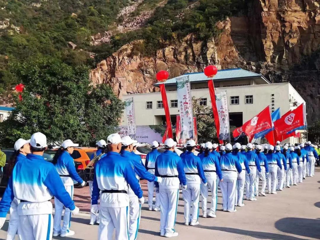 第九届“三山同登”群众登山健身大会新乡南太行会场暨河南首届山地户外挑战赛”在关山举行