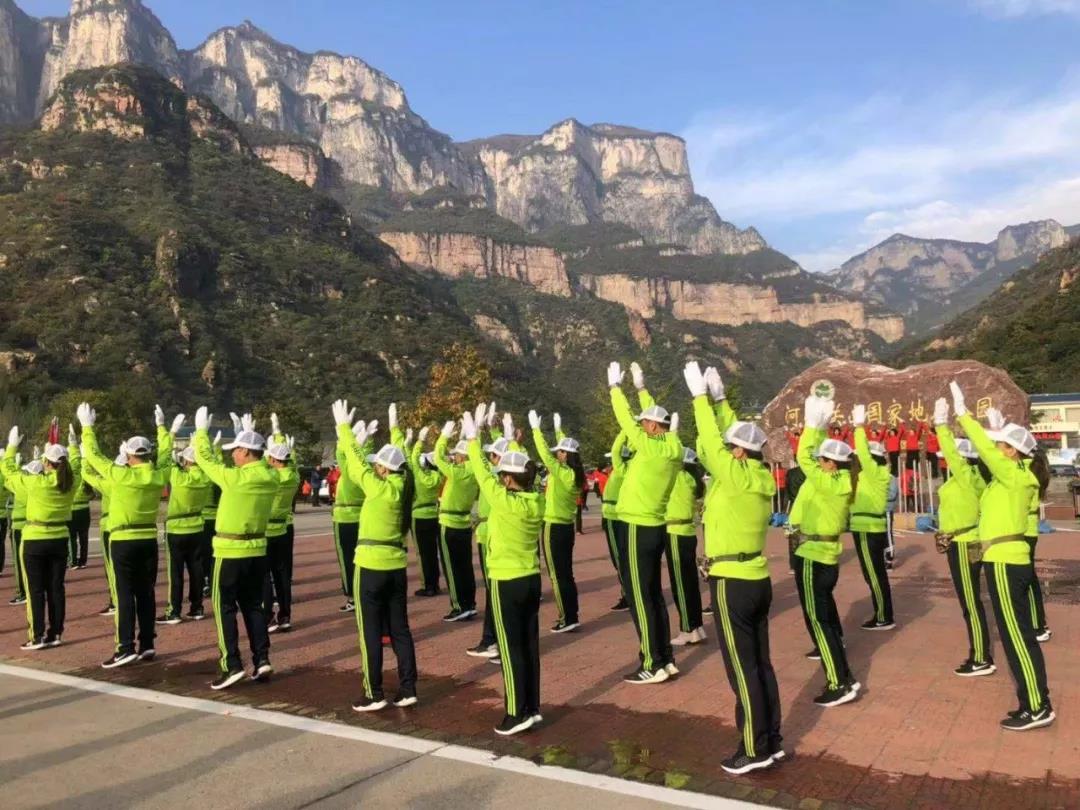 第九届“三山同登”群众登山健身大会新乡南太行会场暨河南首届山地户外挑战赛”在关山举行