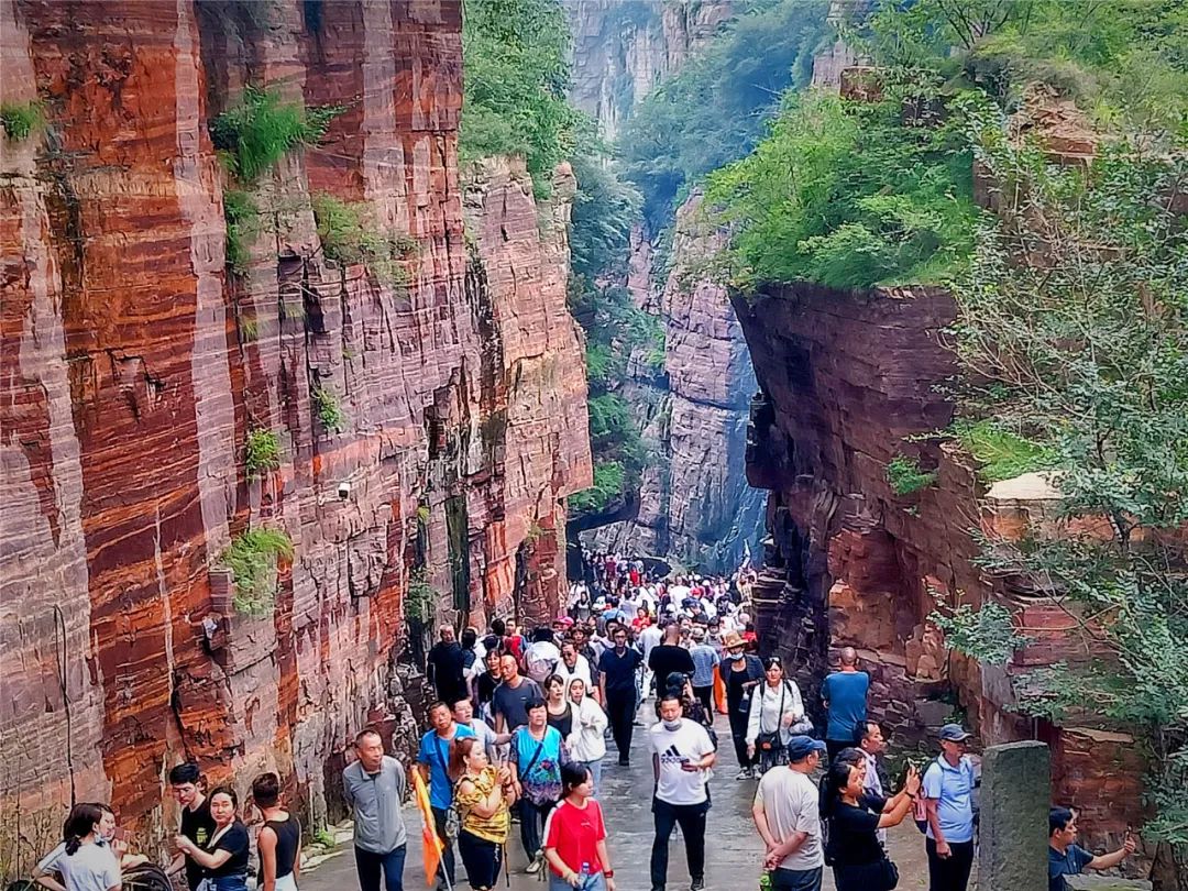 秋色宜人，新乡南太行万仙山景区喜迎华东千人大巴团