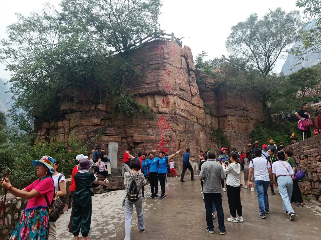 秋色宜人，新乡南太行万仙山景区喜迎华东千人大巴团