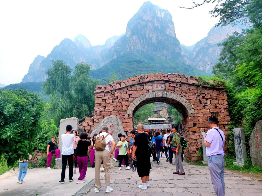 秋色宜人，新乡南太行万仙山景区喜迎华东千人大巴团