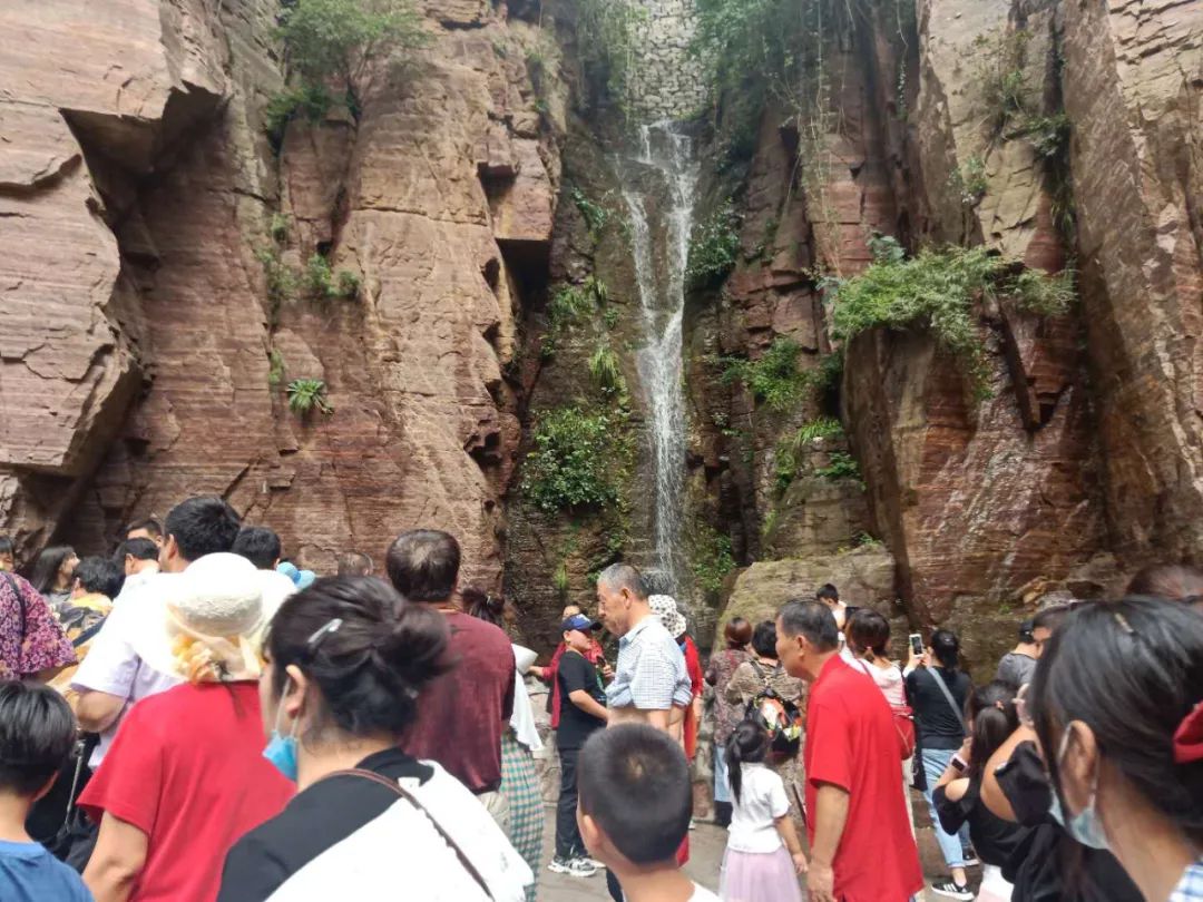 秋色宜人，新乡南太行万仙山景区喜迎华东千人大巴团
