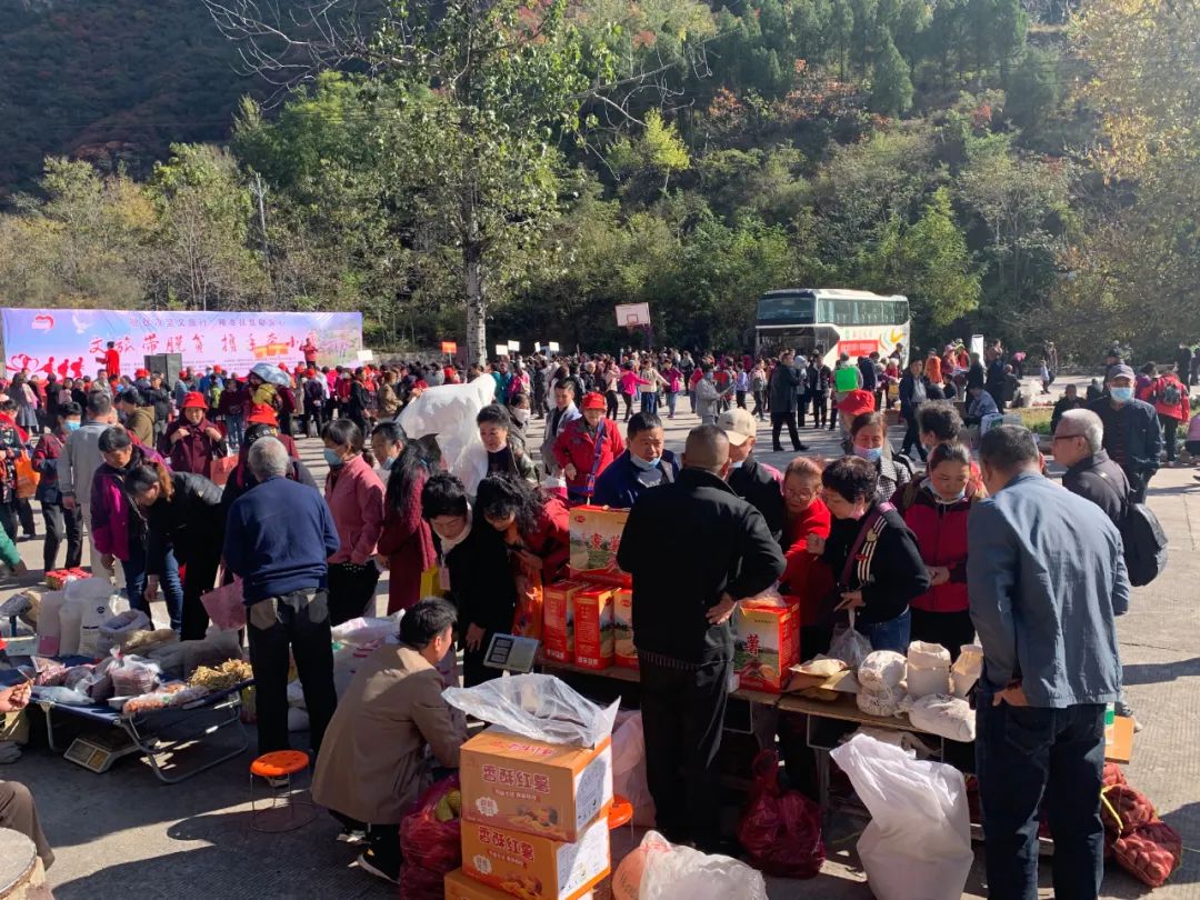 “脱贫攻坚文旅行，精准扶贫献爱心”扶贫活动走进新乡南太行秋沟景区槲漫村