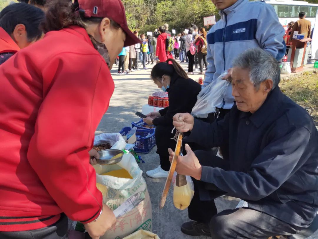 “脱贫攻坚文旅行，精准扶贫献爱心”扶贫活动走进新乡南太行秋沟景区槲漫村