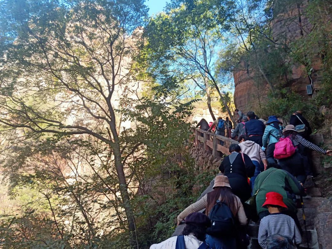 “脱贫攻坚文旅行，精准扶贫献爱心”扶贫活动走进新乡南太行秋沟景区槲漫村