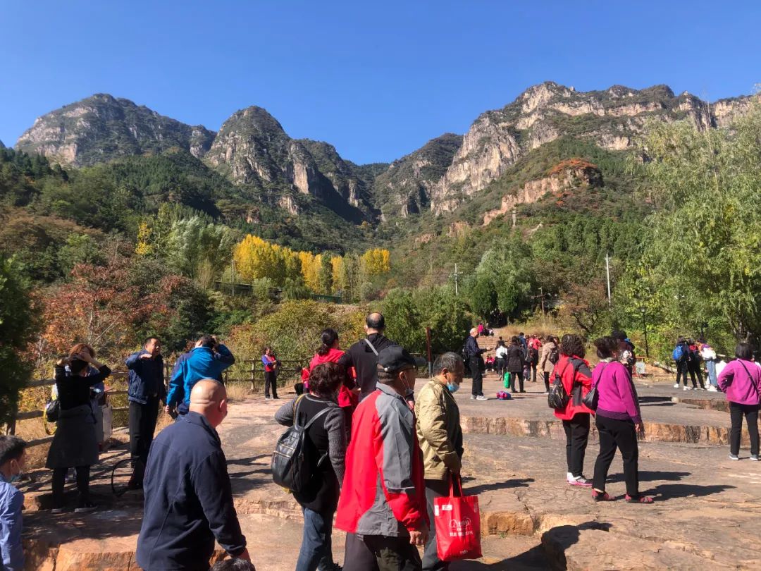 “脱贫攻坚文旅行，精准扶贫献爱心”扶贫活动走进新乡南太行秋沟景区槲漫村