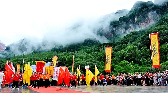 走进万仙山，赏红叶美景，享自驾穿越，圆心中武侠梦！