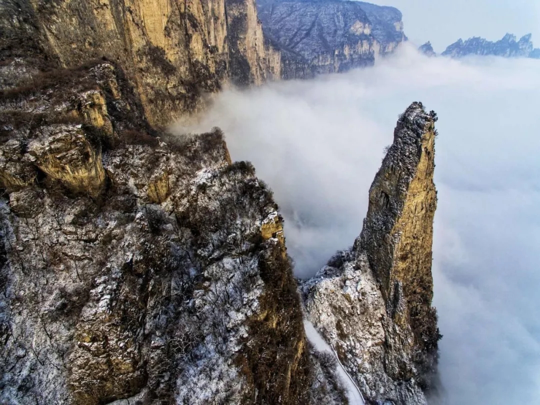 新乡南太行解锁“初雪模式”，游客浪漫体验绝美雪景！