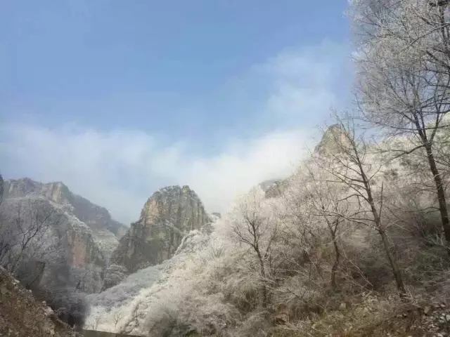 新乡南太行解锁“初雪模式”，游客浪漫体验绝美雪景！