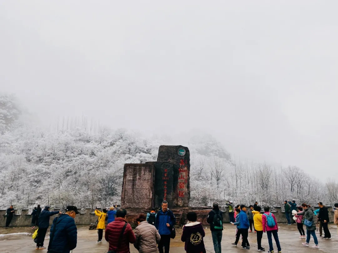 新乡南太行解锁“初雪模式”，游客浪漫体验绝美雪景！