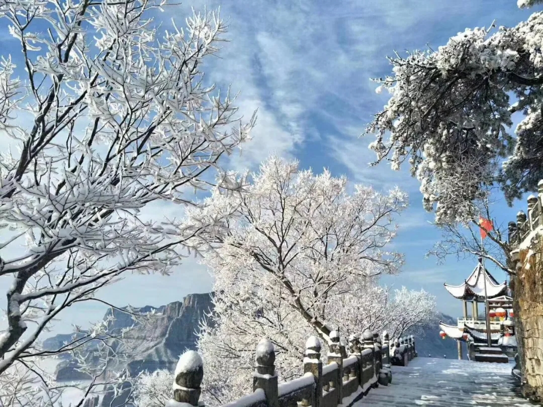 新乡南太行解锁“初雪模式”，游客浪漫体验绝美雪景！