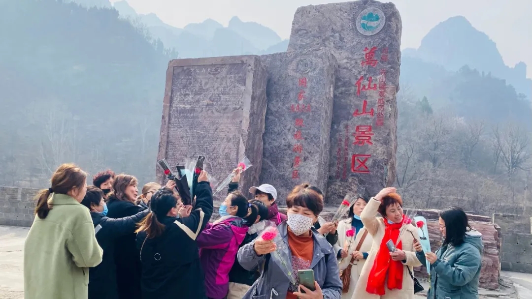 三八女神节所有女士免门票！当桃花遇上连翘，快和她一起来踏春赏花吧！