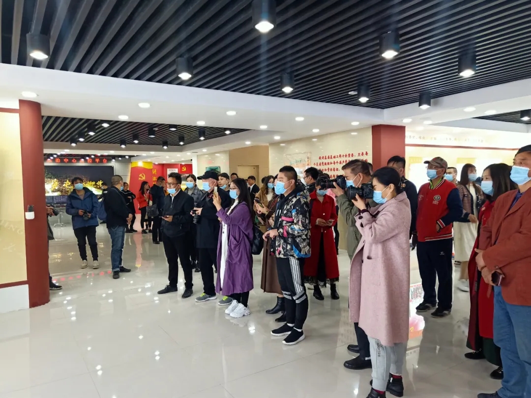新乡南太行百名旅游大使打卡冀屯向阳花海，助力乡村文旅发展