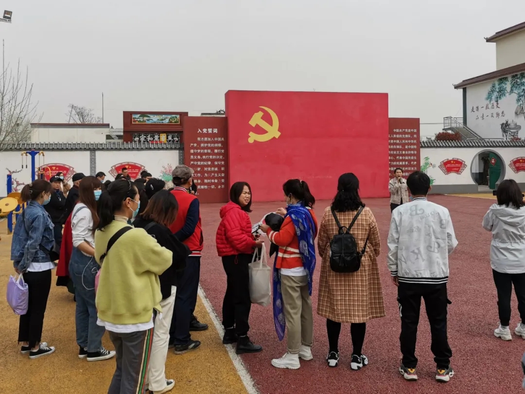 新乡南太行百名旅游大使打卡冀屯向阳花海，助力乡村文旅发展