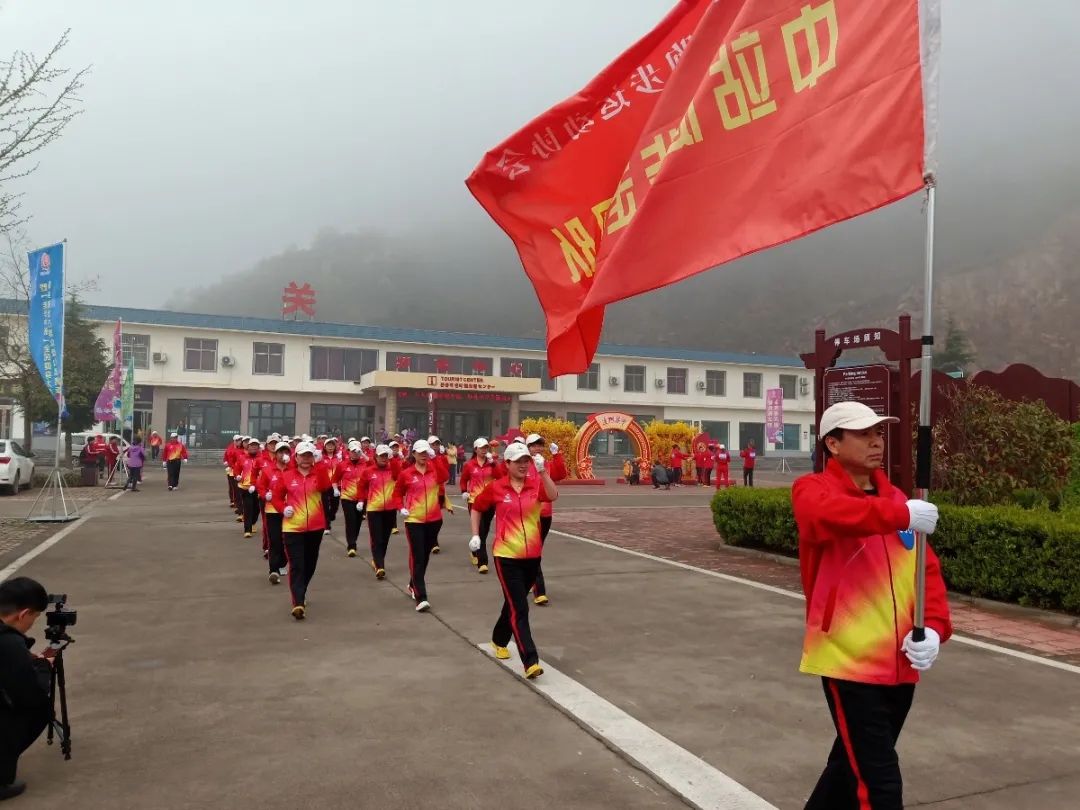 轰~轰~轰~太酷了！一场机车巡游穿越挂壁公路，速来围观！