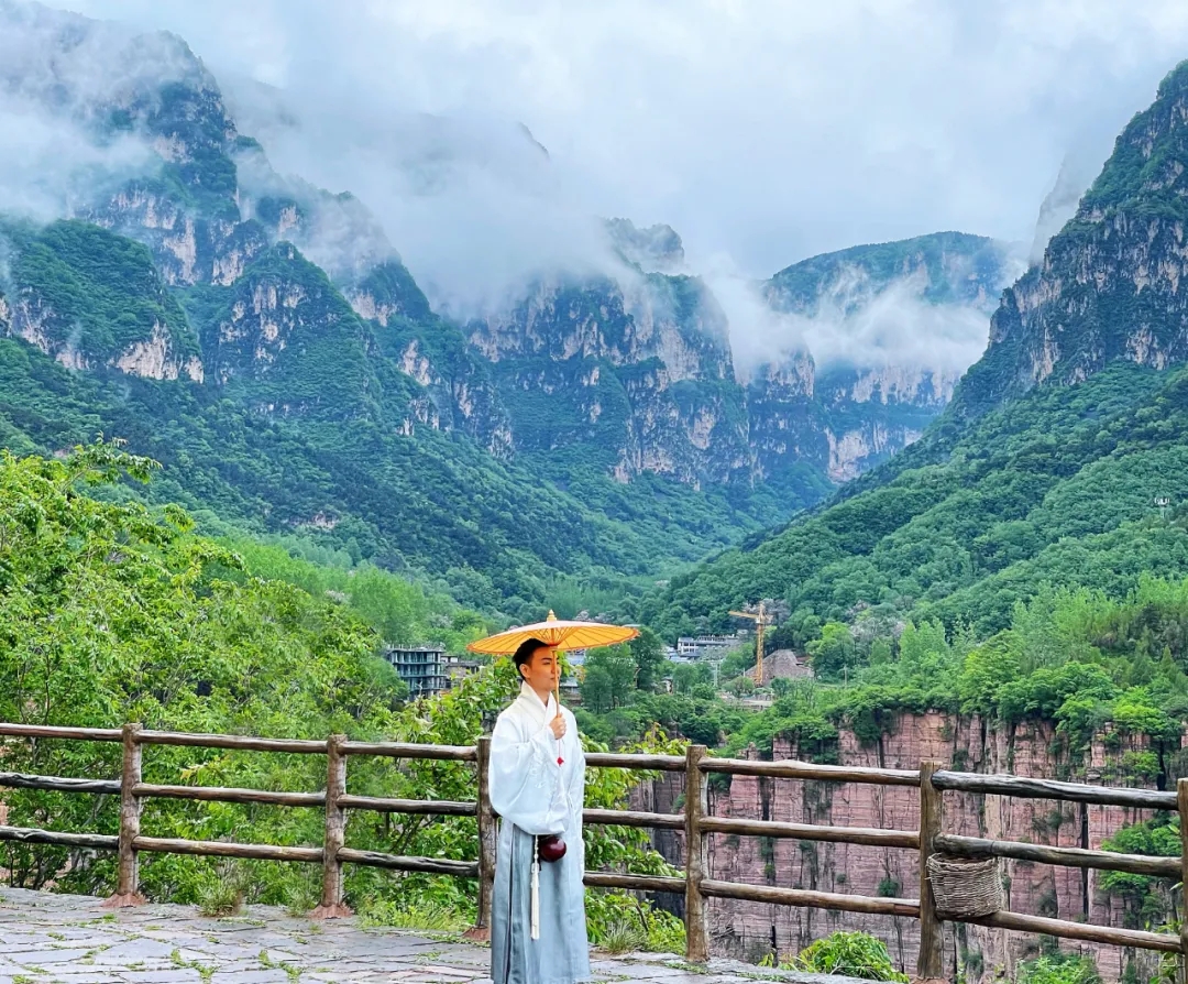 【万仙山】云海仙境中，一袭霓裳曲裾轻舞，开启穿越千年时光的汉服之旅。