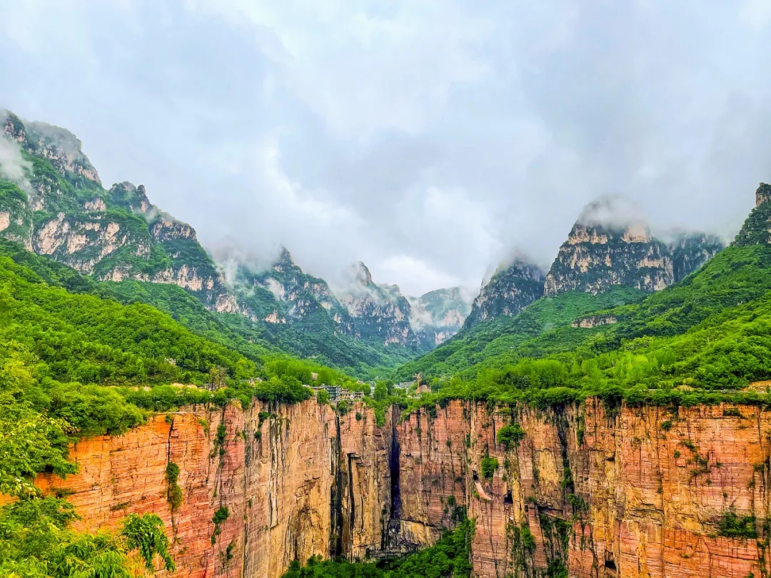 【万仙山】云海仙境中，一袭霓裳曲裾轻舞，开启穿越千年时光的汉服之旅。