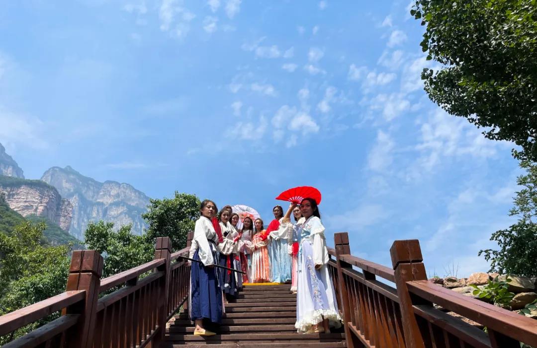 当汉服小姐姐走进关山，画风美的不像话