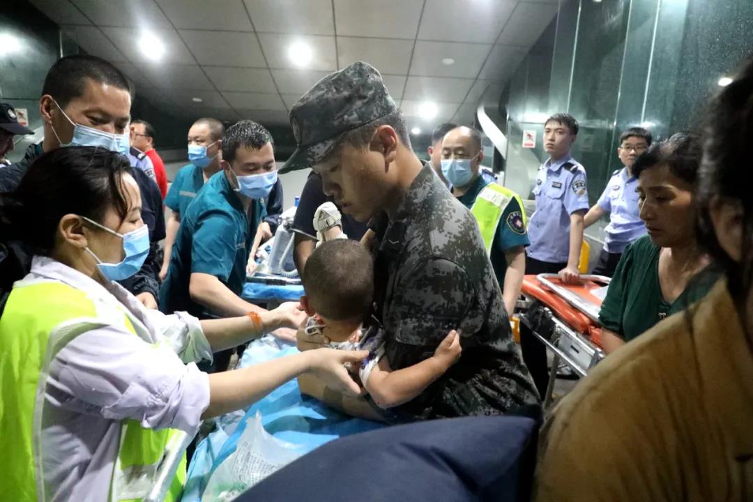 19张抗洪图，让人泪目……