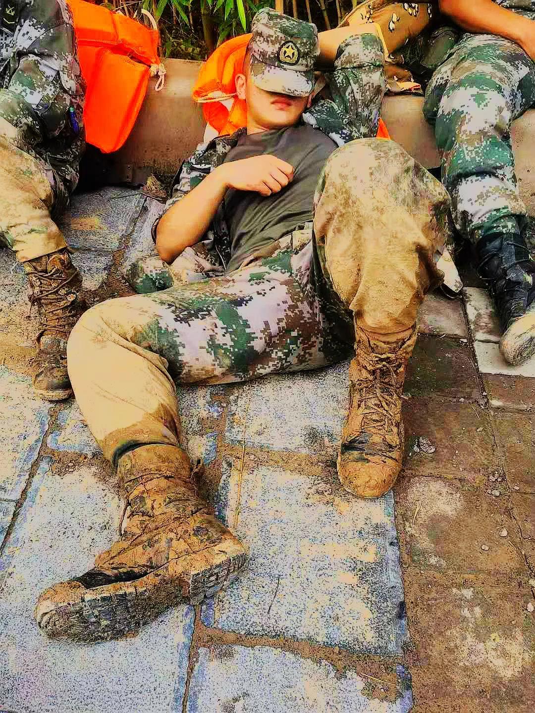 19张抗洪图，让人泪目……