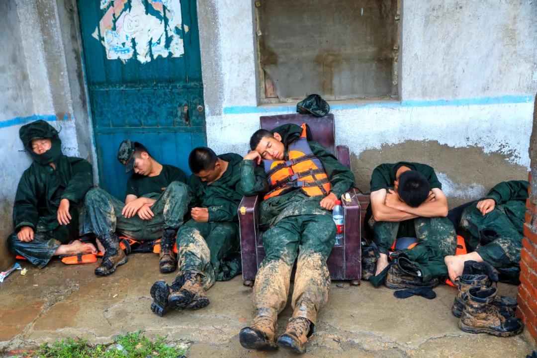 19张抗洪图，让人泪目……