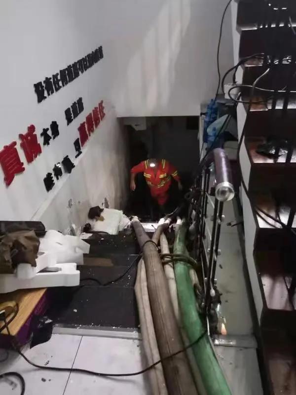 今天，我们沉痛悼念一位为了新乡的贵州英雄