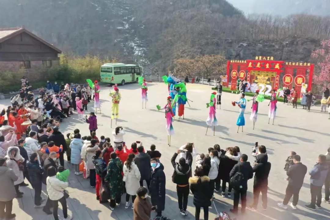 【行走河南·读懂中国】八里沟春节期间掀起了一轮旅游热潮，受到广大游客的好评！