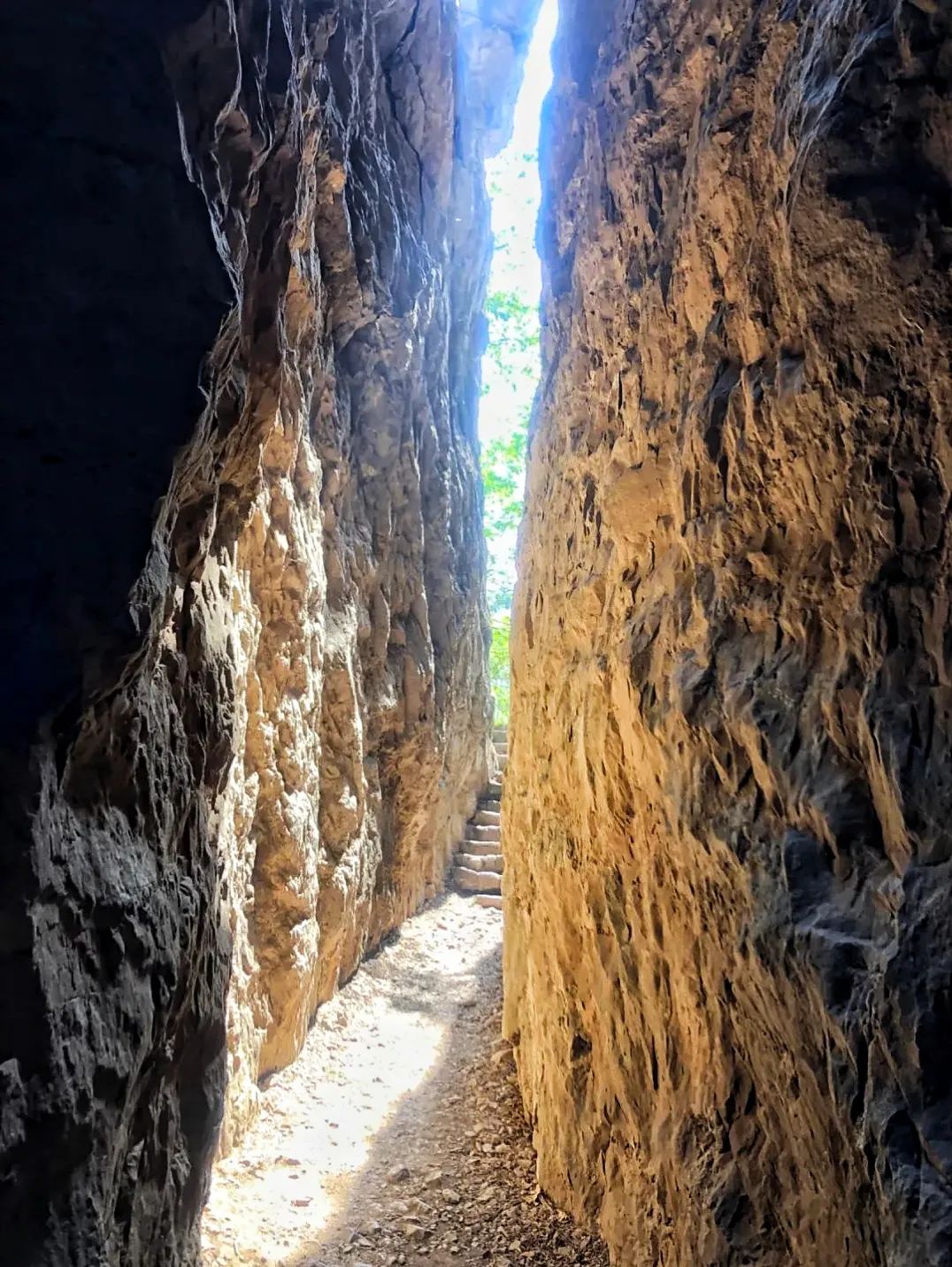 探秘新乡南太行宝藏景点——关山“一线天”